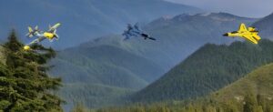 Eine Gruppe gelber Jets schwebt vor malerischer Bergkulisse über Die 13 besten RC-Flugzeuge für Kinder.