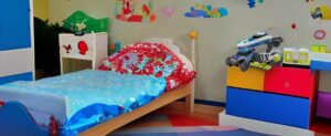 Ein Kinderzimmer mit Spielzeug und einem Bett.
