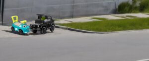 Ein am Straßenrand geparktes Spielzeugauto im Jahr 2023.
