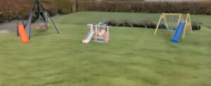 Schlüsselwörter: Schaukel, Rasenfläche