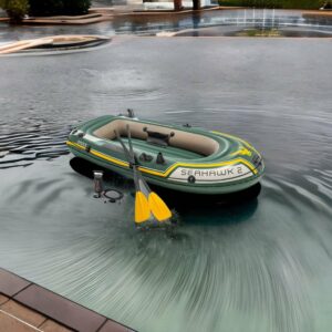 Ein aufblasbares Floß schwimmt in einem Pool - Ratgeber, Schlauchboote
