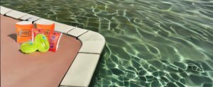 Ein Schwimmbecken mit Schwimmflügel am Rand.