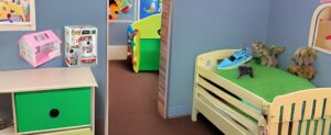 Ein Kinderzimmer voller moderner Spielzeugtrends und einem bequemen Kinderbett.
