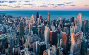 Eine Luftaufnahme der Skyline von Chicago bei Sonnenuntergang.