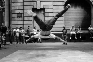 Ein Mann macht einen Handstand vor einer Menschenmenge.