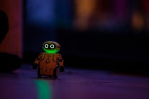 Ein Spielzeugroboter mit leuchtenden Augen im Dunkeln.