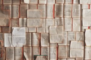 Eine Wand aus alten Büchern an einer Wand.